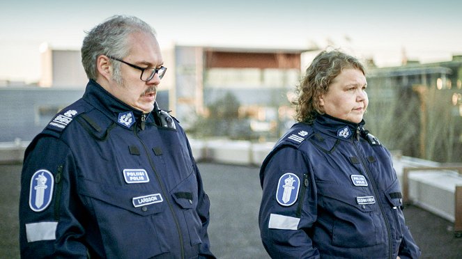 Myrskyn jälkeen - Suomi on elämänsä kunnossa - Filmfotos - Mikko Roiha, Kaarina Hazard