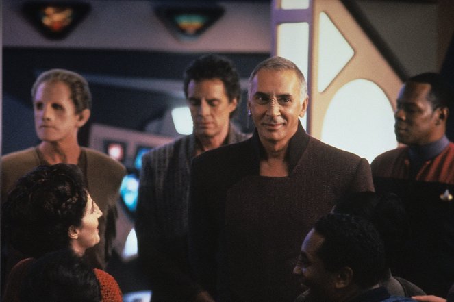 Star Trek: Stacja kosmiczna - Season 2 - Powrót do domu - Z filmu - Frank Langella