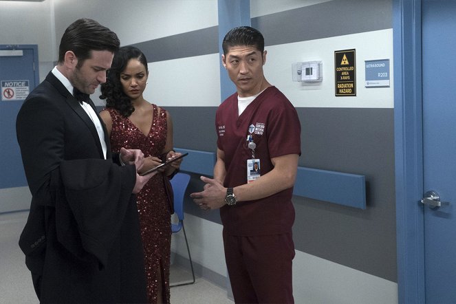 Chicago Med - Graveyard Shift - Photos - Colin Donnell, Mekia Cox, Brian Tee