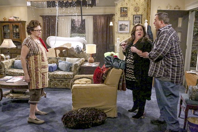 Mike & Molly - This Old Peggy - Film - Rondi Reed, Melissa McCarthy, Billy Gardell