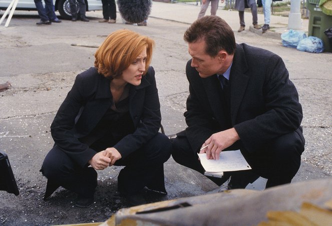 The X-Files - Season 8 - Salvage - Photos - Gillian Anderson, Robert Patrick