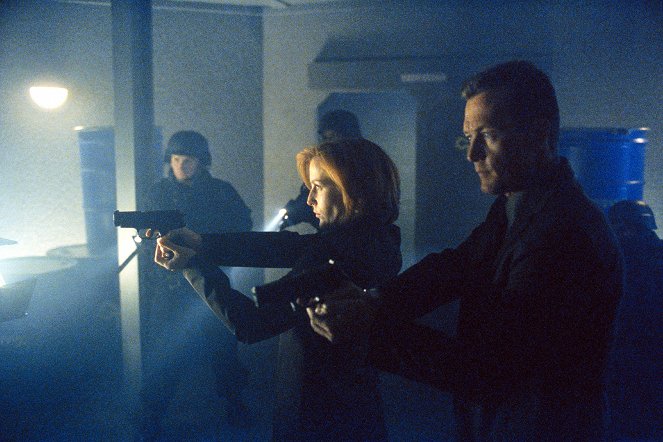 The X-Files - Season 8 - Salvage - Photos - Gillian Anderson, Robert Patrick