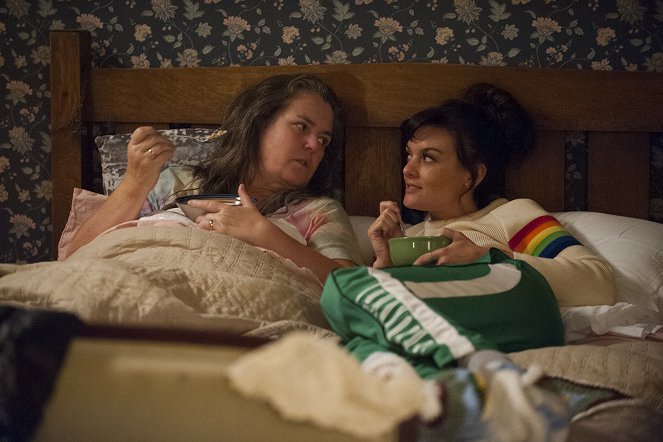 SMILF - 1,800 Filet-O-Fishes & One Small Diet Coke - Photos - Rosie O'Donnell, Frankie Shaw