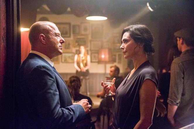 Berlin Station - Right to the Heart - Photos - Heino Ferch, Michelle Forbes