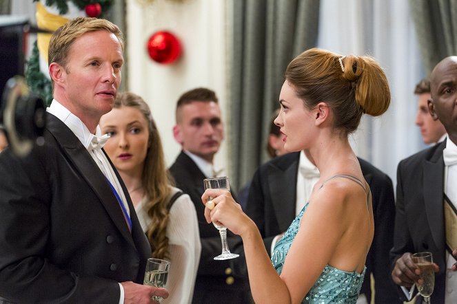 Kráľovské Vianoce - Z filmu - Rupert Penry-Jones, Alexandra Evans