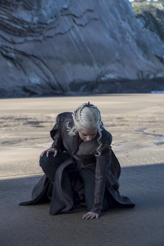 Game of Thrones - Dragonstone - Photos - Emilia Clarke