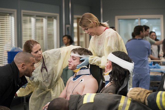 Grey's Anatomy - Who Lives, Who Dies, Who Tells Your Story - Photos - Jesse Williams, Sarah Drew, Ellen Pompeo