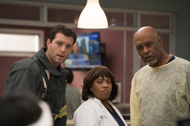 Grey's Anatomy - Who Lives, Who Dies, Who Tells Your Story - Photos - Chandra Wilson, James Pickens Jr.