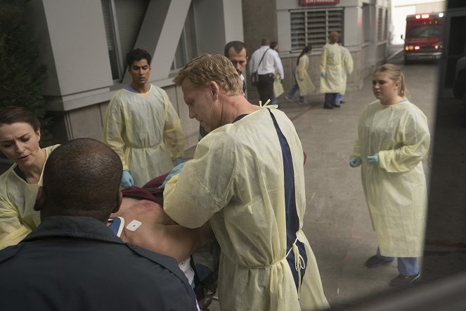Grey's Anatomy - Season 14 - Who Lives, Who Dies, Who Tells Your Story - Photos - Kevin McKidd