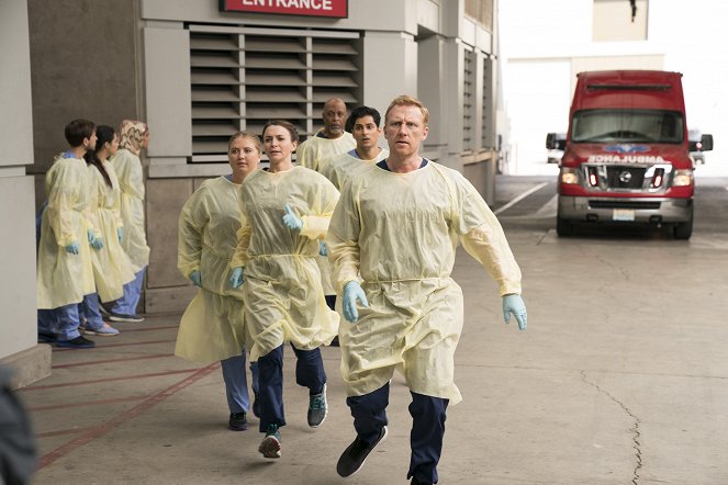 Grey's Anatomy - Season 14 - Who Lives, Who Dies, Who Tells Your Story - Photos - Caterina Scorsone, Kevin McKidd