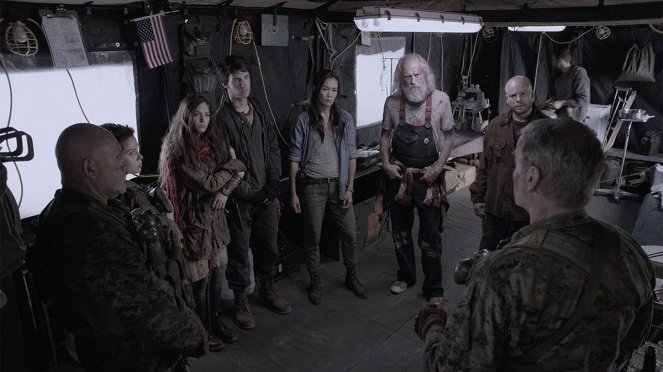 Z, mint zombi - Escape from Zona - Filmfotók - Natalie Jongjaroenlarp, Nat Zang, Sydney Viengluang, Russell Hodgkinson