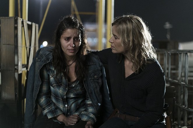 Živí mrtví: Počátek konce - El Matadero - Z filmu - Mercedes Mason, Kim Dickens