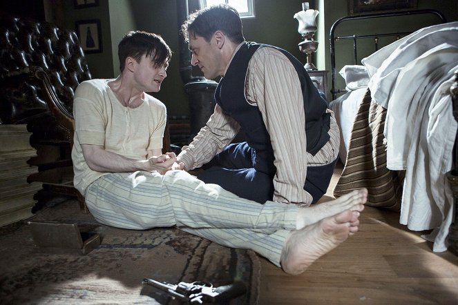 A Young Doctor's Notebook - Season 1 - Episode 3 - Filmfotos - Daniel Radcliffe, Jon Hamm