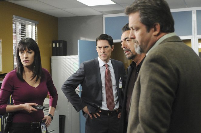 Criminal Minds - The Internet Is Forever - Photos - Paget Brewster, Thomas Gibson, Joe Mantegna