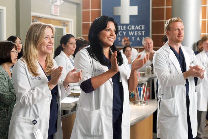 Grey's Anatomy - Season 7 - With You I'm Born Again - Photos - Jessica Capshaw, Sara Ramirez, Kevin McKidd