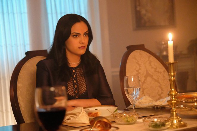 Riverdale - Chapter Seventeen: The Town That Dreaded Sundown - Photos - Camila Mendes