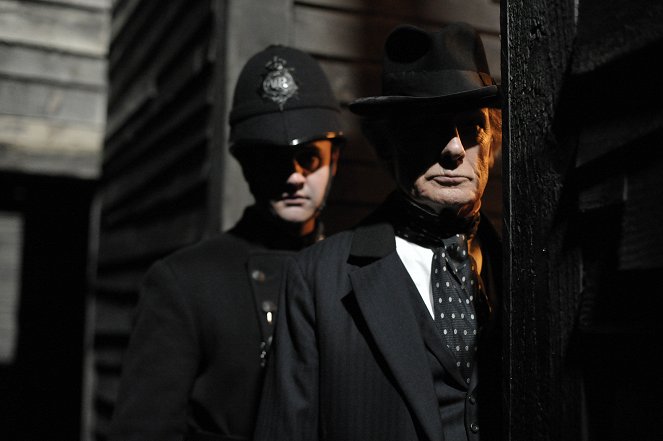 Los misteriosos asesinatos de Limehouse - De la película - Daniel Mays, Bill Nighy
