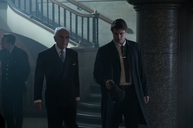 La casa torcida - De la película - Terence Stamp, Max Irons