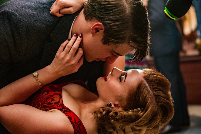 Das krumme Haus - Filmfotos - Max Irons, Stefanie Martini