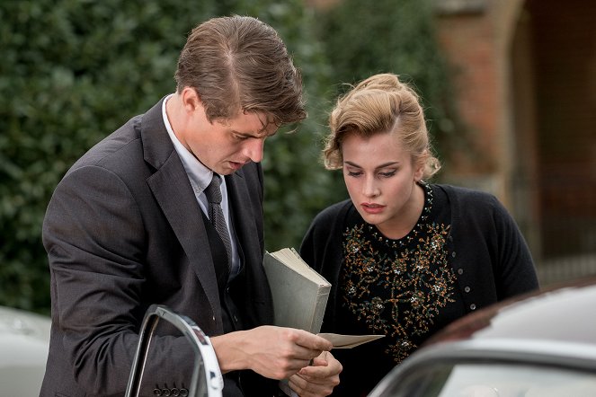 La casa torcida - De la película - Max Irons, Stefanie Martini