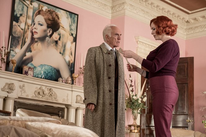 La casa torcida - De la película - Terence Stamp, Christina Hendricks