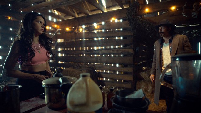 Wynonna Earp - Season 2 - Gone as a Girl Can Get - Filmfotos - Tamara Duarte, Tim Rozon