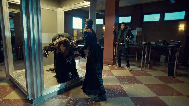 Wynonna Earp - Season 2 - Gone as a Girl Can Get - Photos - Dani Kind, Varun Saranga