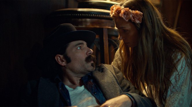 Wynonna Earp - Gone as a Girl Can Get - Filmfotos - Tim Rozon, Dominique Provost-Chalkley