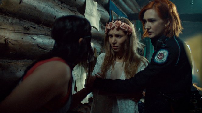 Wynonna Earp - Season 2 - Gone as a Girl Can Get - Photos - Dominique Provost-Chalkley, Katherine Barrell
