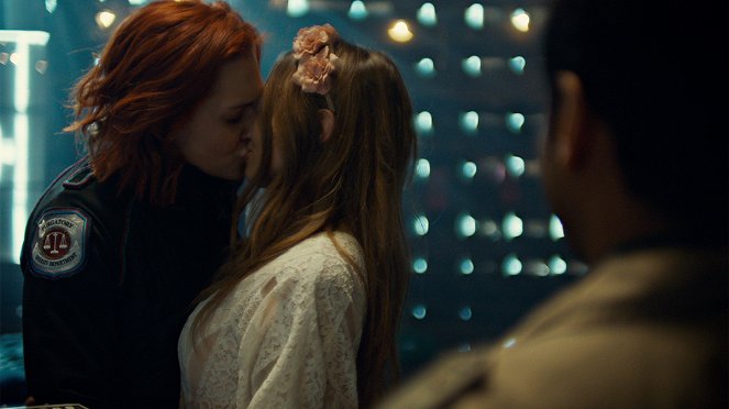 Wynonna Earp - Season 2 - Gone as a Girl Can Get - Photos - Katherine Barrell, Dominique Provost-Chalkley