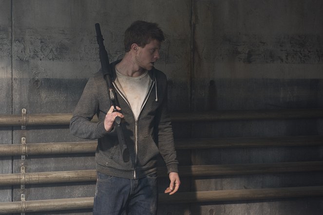 Beyond Skyline - Photos - Jonny Weston