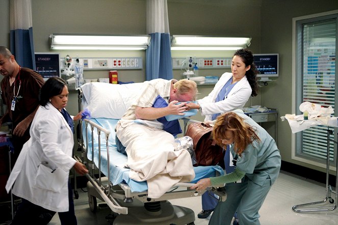 Grey's Anatomy - Can't Fight Biology - Photos - Chandra Wilson, Christian Clemenson, Sandra Oh
