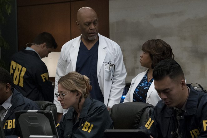 Grey's Anatomy - Out of Nowhere - Photos - James Pickens Jr., Chandra Wilson