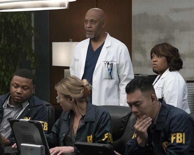 Grey's Anatomy - Out of Nowhere - Photos - James Pickens Jr., Chandra Wilson