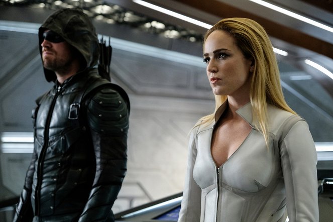 Legends of Tomorrow - Crisis on Earth-X, Part 4 - Photos - Stephen Amell, Caity Lotz