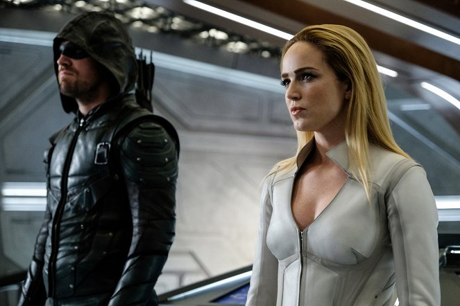 Legendy zítřka - Série 3 - Crisis on Earth-X, Part 4 - Z filmu - Stephen Amell, Caity Lotz