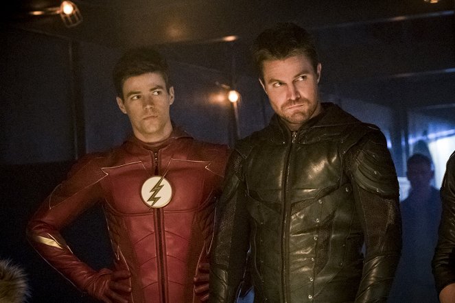 The Flash - Crisis on Earth-X, Part 3 - Van film - Grant Gustin, Stephen Amell
