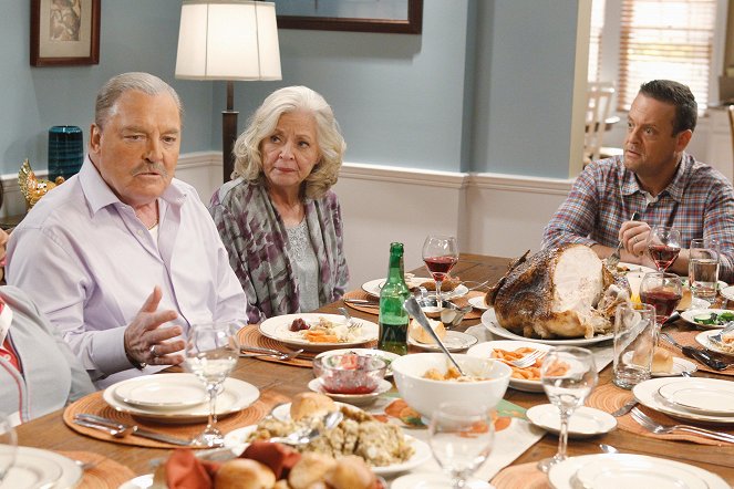 The Neighbors - Season 1 - Thanksgiving Is for the Bird-Kersees - De la película - Stacy Keach, Debra Mooney, Lenny Venito