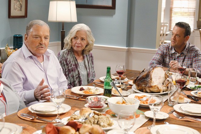 The Neighbors - Season 1 - Thanksgiving - Filmfotos - Stacy Keach, Debra Mooney, Lenny Venito