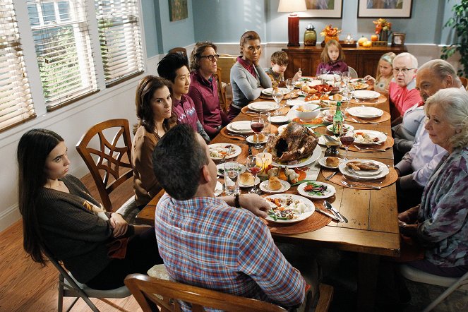 The Neighbors - Season 1 - Thanksgiving Is for the Bird-Kersees - De la película - Clara Mamet, Jami Gertz, Simon Templeman, Toks Olagundoye, Max Charles, Leslie Jordan, Stacy Keach, Debra Mooney