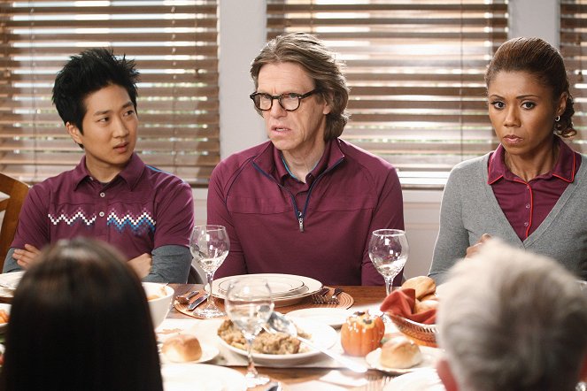 The Neighbors - Season 1 - Thanksgiving - Filmfotos - Simon Templeman, Toks Olagundoye