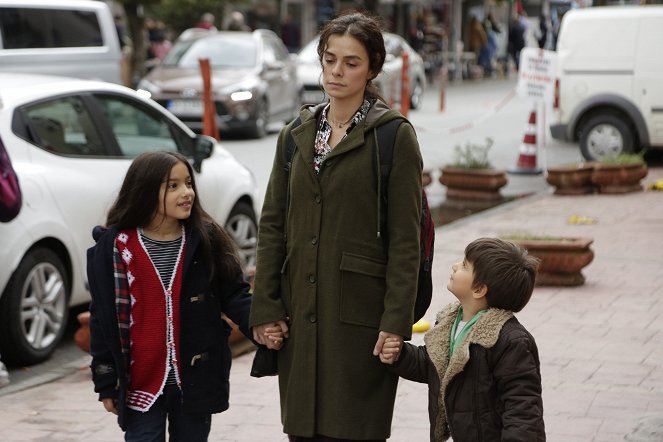 A Woman - Season 1 - Episode 2 - Photos - Kübra Süzgün, Özge Özpirinçci, Ali Semi Sefil