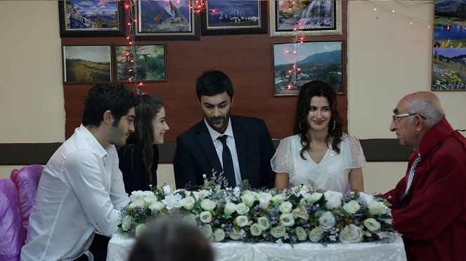 Az én kis családom - Episode 6 - Filmfotók - Nesrin Cavadzade, Hazal Kaya, Mehmet Korhan Fırat, Burak Deniz