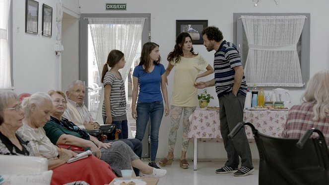 Bizim Hikaye - Episode 3 - De la película - Zeynep Selimoğlu, Hazal Kaya, Nesrin Cavadzade, Reha Özcan