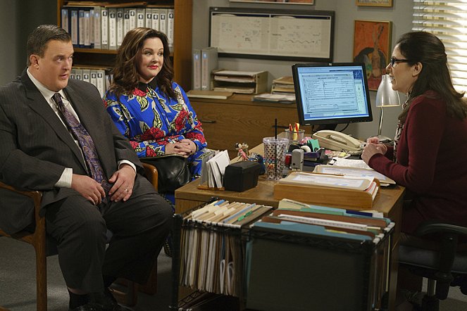 Mike & Molly - The Adoption Option - Film - Billy Gardell, Melissa McCarthy