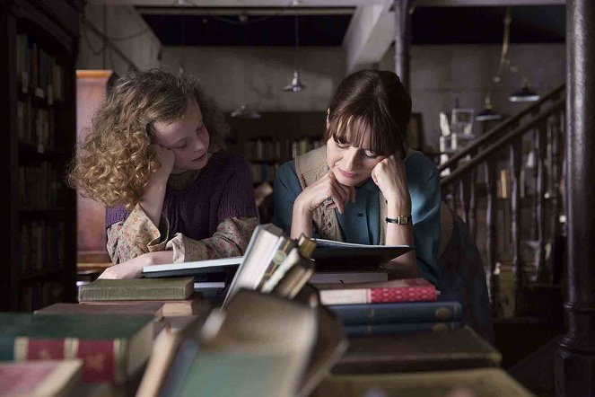 The Bookshop - Film - Honor Kneafsey, Emily Mortimer