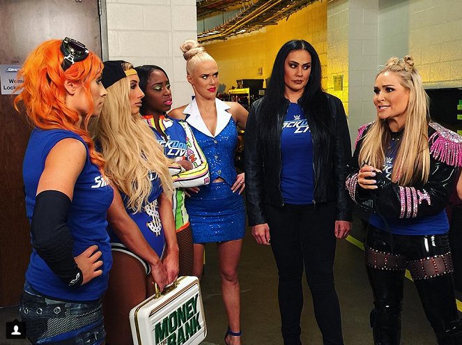 WWE Survivor Series - Dreharbeiten - Rebecca Quin, Leah Van Dale, Trinity Fatu, C.J. Perry, Sarona Snuka, Natalie Neidhart