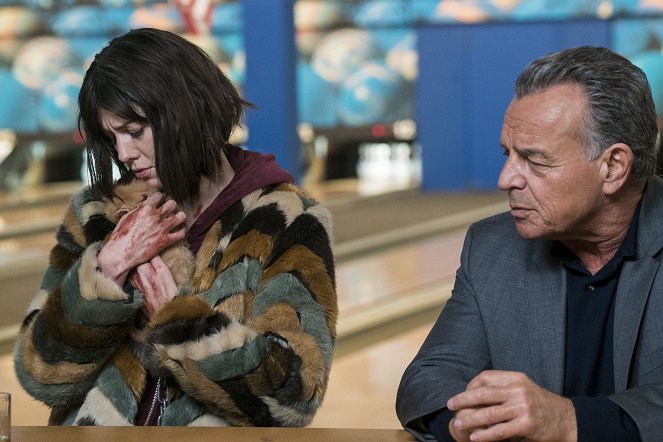 Fargo - Who Rules the Land of Denial? - Photos - Mary Elizabeth Winstead, Ray Wise