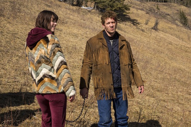 Fargo - Season 3 - Kdo je králem popírání? - Z natáčení - Mary Elizabeth Winstead, Russell Harvard