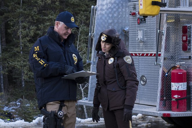 Fargo - Who Rules the Land of Denial? - Photos - Andrew Airlie, Carrie Coon